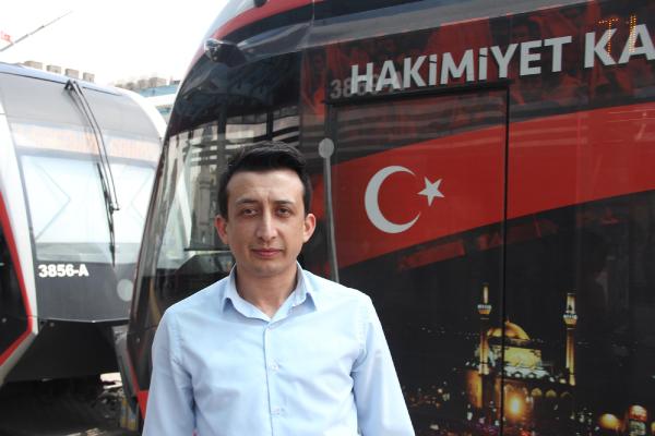 Tramvayı durdurup, rayların üzerindeki güvercini kurtardı